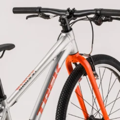 Trek Wahoo 24 2022 Quicksilver/Roarange -Trek-Fahrräder Geschäft Wahoo24 20 24065 E Alt2 mr scaled